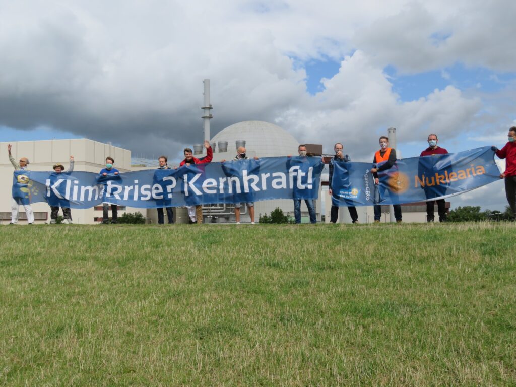 Foto: Aktivisten der Nuklearia auf dem Deich am Kernkraftwerk Brokdorf (2020)