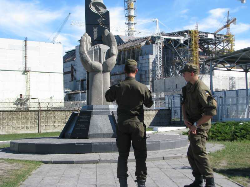 Foto: Denkmal vor dem havarierten Reaktorblock 4 im Kernkraftwerk Tschernobyl