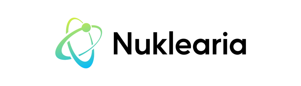 Nuklearia-Bildmarke farbig mit Nuklearia-Wortmarke schwarz auf weißem Hintergrund für Wordpress-Header