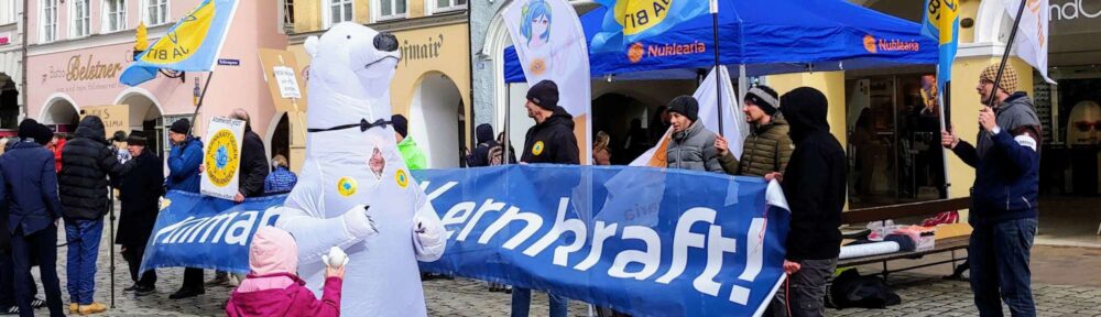 Foto: Mitglieder und Freunde der Nuklearia demonstrieren am »Fukushima-Jahrestag« am 11. März 2023 in Landshut