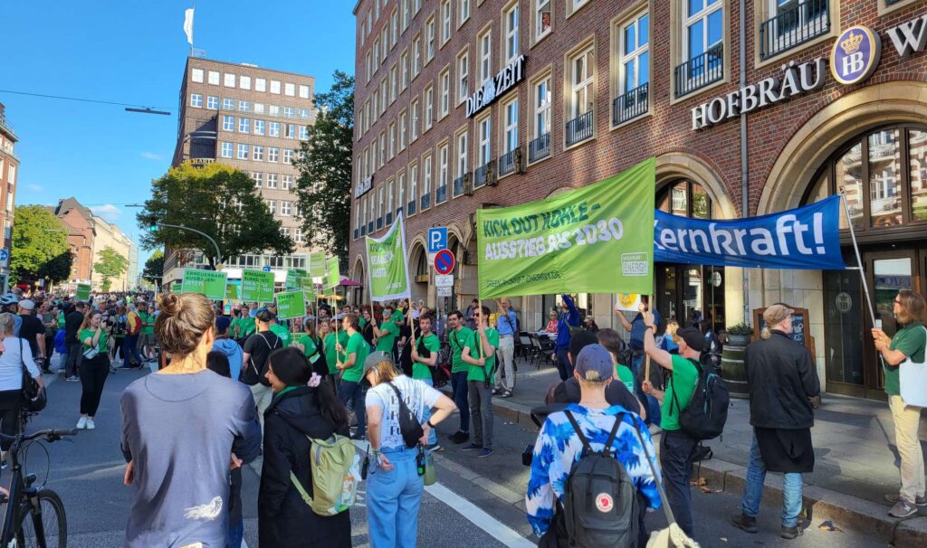 Mitarbeiter der Firma Green Planet Energy versuchen, das Banner der Nuklearia zu verdecken.