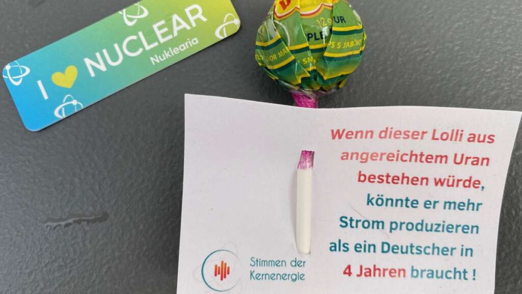 Nuklear-Lolli mit angehefteter Botschaft: »Wenn dieser Lolli aus angereichertem Uran bestehen würde, könnte er mehr Strom produzieren, als ein Deutscher in 4 Jahren braucht!«