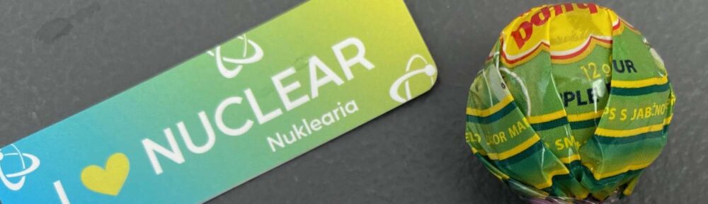 Nuklear-Lolli mit angehefteter Botschaft: »Wenn dieser Lolli aus angereichertem Uran bestehen würde, könnte er mehr Strom produzieren, als ein Deutscher in 4 Jahren braucht!«