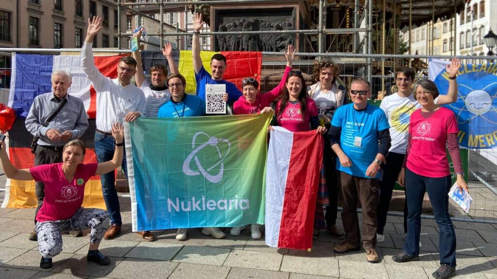 Les voix du nucléaire und Nuklearia setzen sich zusammen mit Teilnehmern aus Belgien und Polen auf dem Place Gutenberg in Straßburg (Frankreich) für die Kernkraft und ein starkes, unabhängiges Europa ein.
