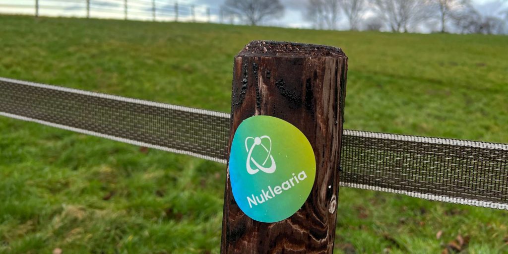 Weidezaunpfosten mit Nuklearia-Aufkleber