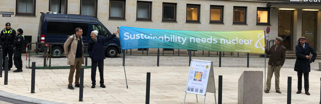 Nuklearia-Mitglieder zeigen das Banner »Sustainability needs nuclear« gegenüber der Handelskammer Hamburg den ankommenden Teilnehmern der ersten Hamburger Nachhaltigkeitskonferenz. Foto: David Gramatzki