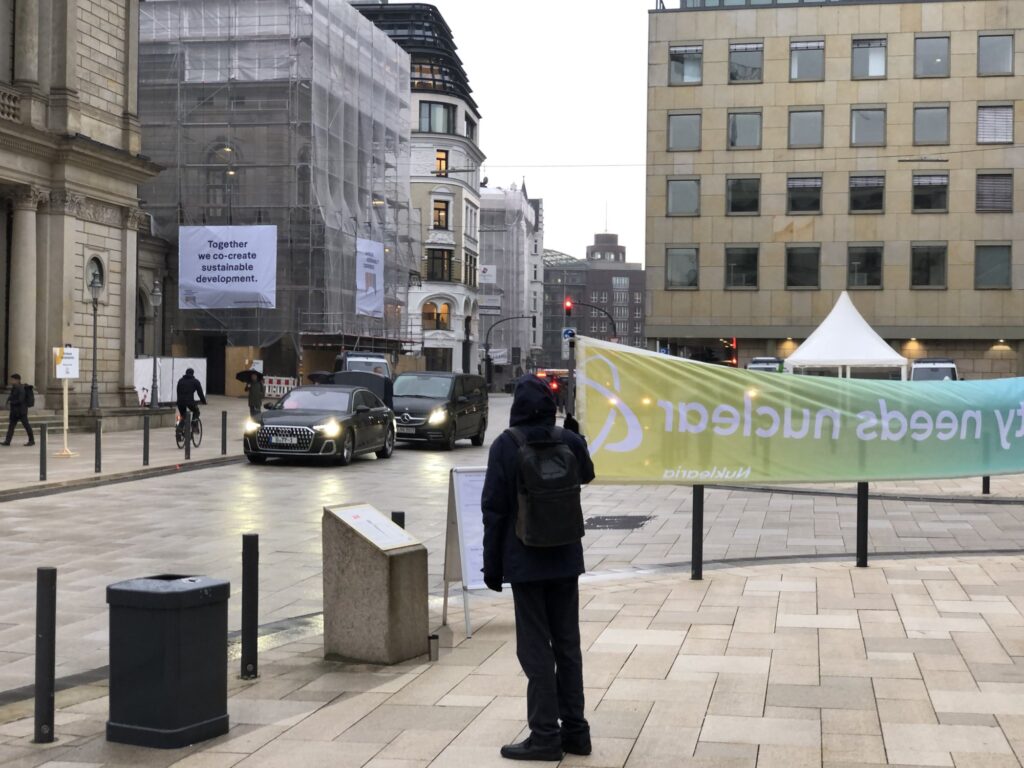 Nuklearia-Mitglieder zeigen das Banner »Sustainability needs nuclear« gegenüber der Handelskammer Hamburg den ankommenden Teilnehmern der ersten Hamburger Nachhaltigkeitskonferenz. Foto: David Gramatzki