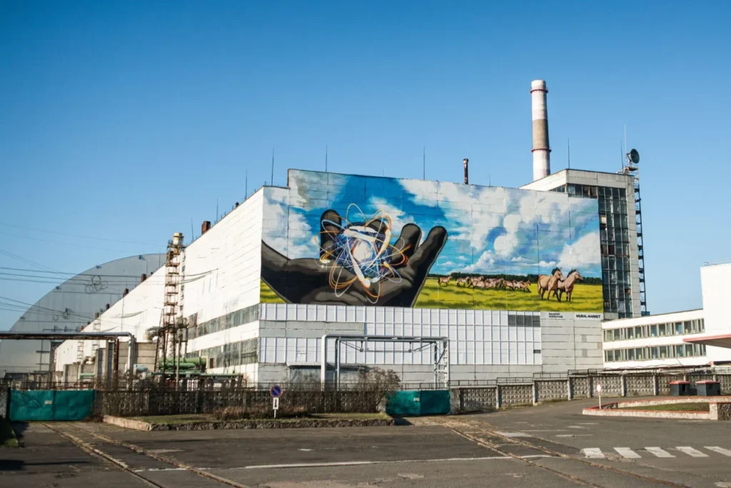 Kernkraftwerk Tschernobyl, Ostseite der Turbinenhalle: das 2019 entstandene Mural „Looking into the Future“ von Valerii Korshunov. Bild: ZUMA Press, Inc. / Alamy