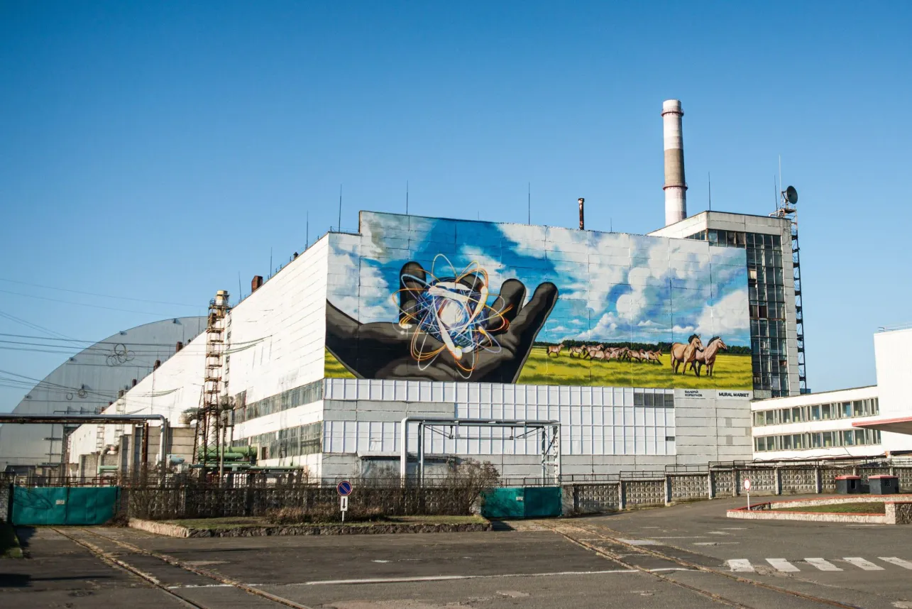 Kernkraftwerk Tschernobyl, Ostseite der Turbinenhalle: das 2019 entstandene Mural „Looking into the Future“ von Valerii Korshunov. Bild: ZUMA Press, Inc. / Alamy